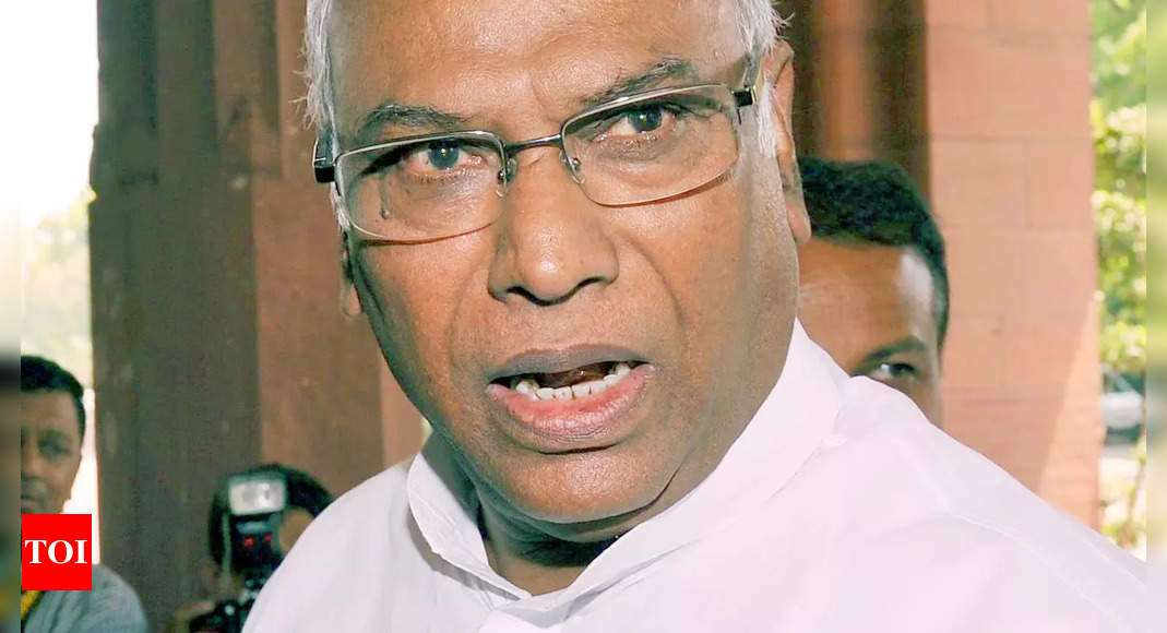  Opposition leaders claim Rajya Sabha leader of opposition Mallikarjun Kharge disrespected at Droupadi Murmu's swearing-in ceremony | India News - Times of India