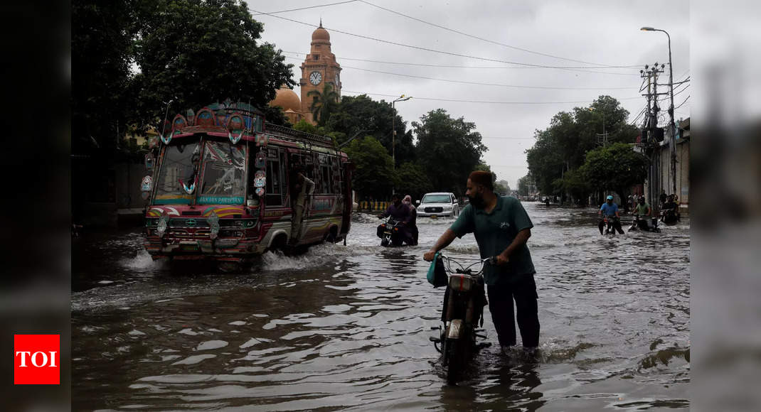 Pak death toll from monsoon rains, flooding reaches 320, PM visits worst-hit Balochistan - Times of India