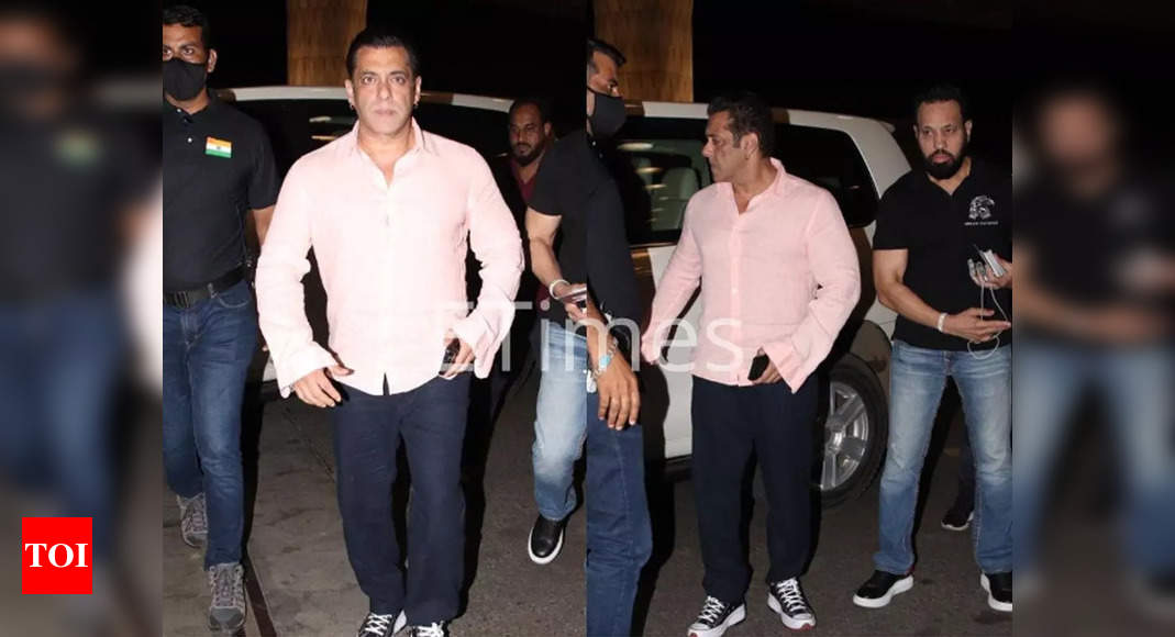 Salman Khan arrives at airport in his bulletproof car; see actor's reaction to fans saying 'Love you Salman bhai' - Times of India ►